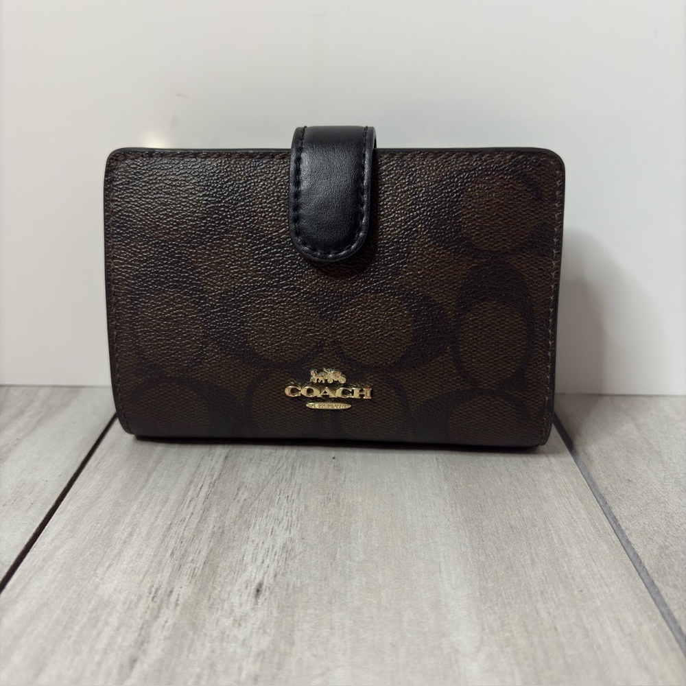 ✨𝗦𝗢𝗟𝗗✨ Coach Signature Canvas Medium Corner Zip Wallet Brown Black Gold C0082